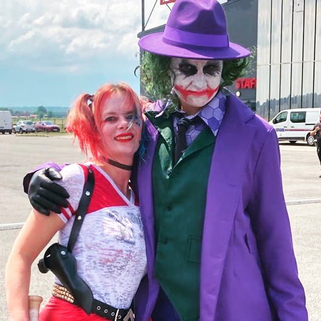 Guide Ultime pour le Cosplay de Harley Quinn - Rabbits Games Cosplay Harley Quinn, Costume Harley Quinn, Maquillage Harley Quinn, Attitude Harley Quinn, Guide Cosplay Harley Quinn