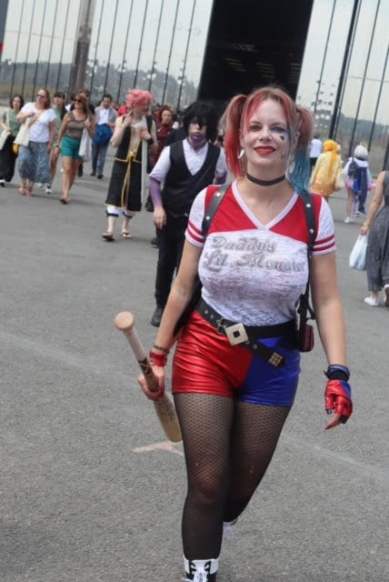 Guide Ultime pour le Cosplay de Harley Quinn - Rabbits Games Costume Harley Quinn, Maquillage Harley Quinn, Attitude Harley Quinn, Guide Cosplay Harley Quinn