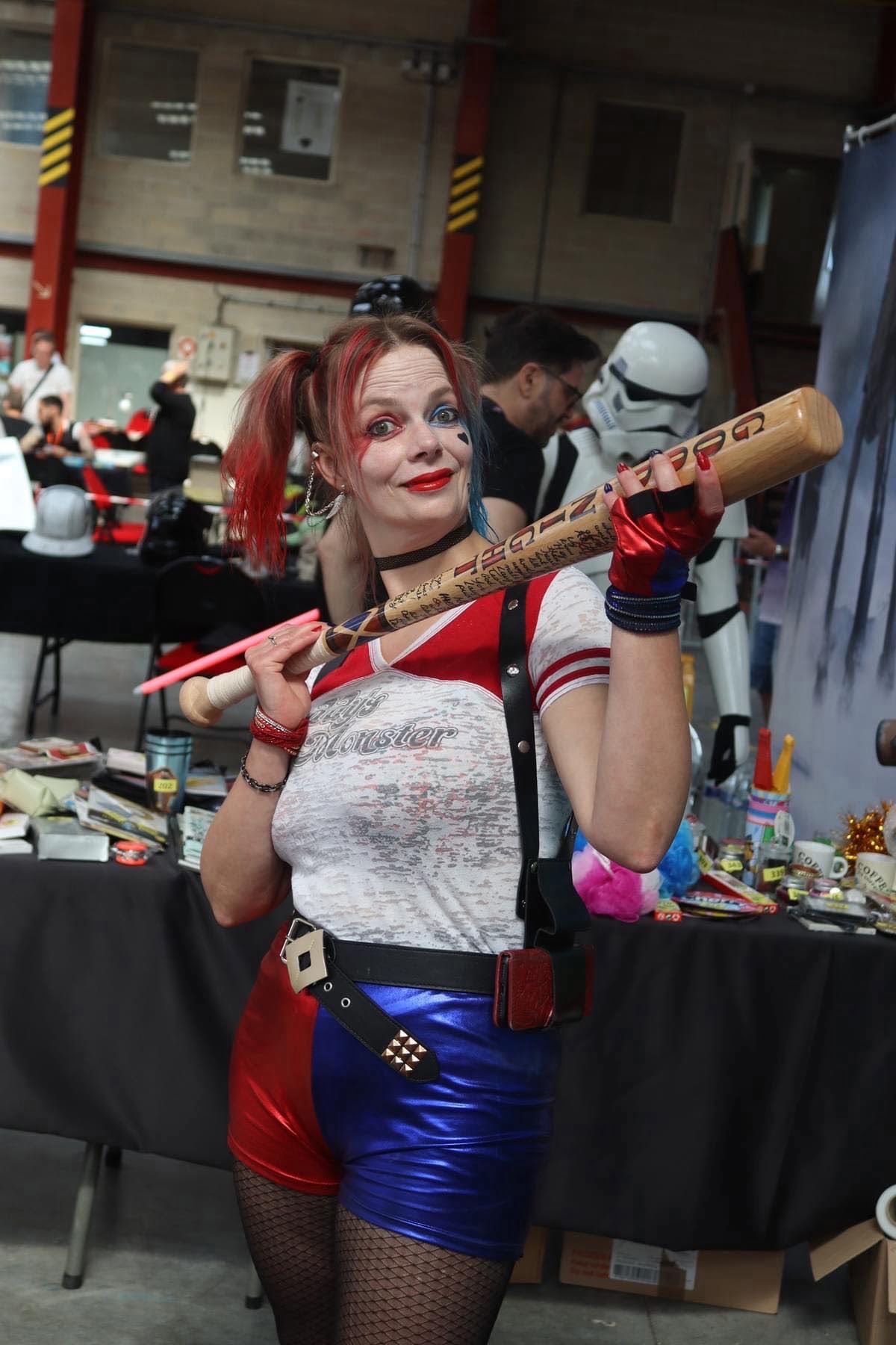 Guide Ultime pour le Cosplay de Harley Quinn - Rabbits Games Costume Harley Quinn, Maquillage Harley Quinn, Attitude Harley Quinn, Guide Cosplay Harley Quinn
