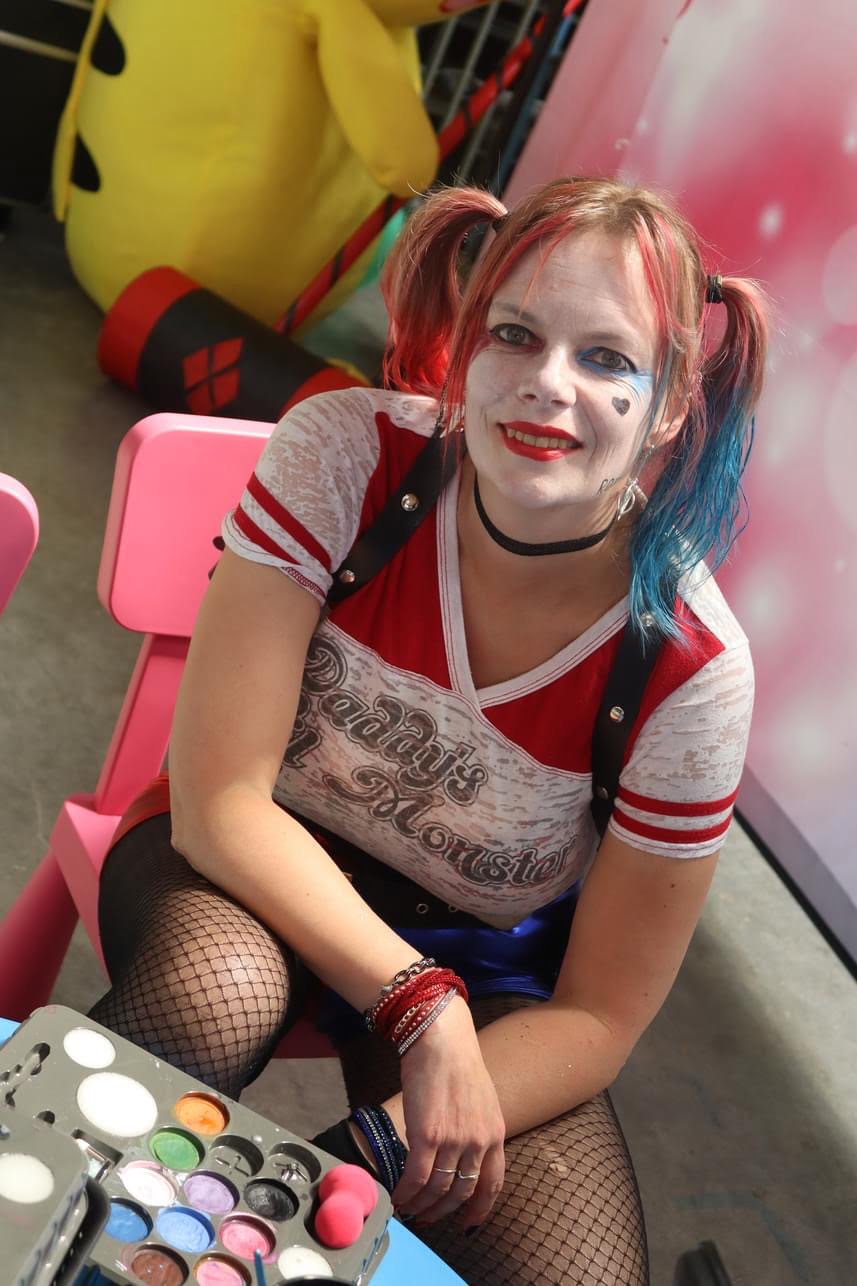 Guide Ultime pour le Cosplay de Harley Quinn - Rabbits Games Cosplay Harley Quinn, Costume Harley Quinn, Maquillage Harley Quinn, Attitude Harley Quinn, Guide Cosplay Harley Quinn