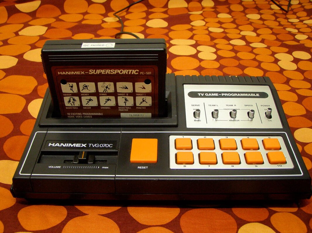 Hanimex TVG 070C : Une console de jeu vintage Hanimex TVG 070C, console de jeu, jeux vidéo rétro, collection de consoles, histoire du jeu vidéo
