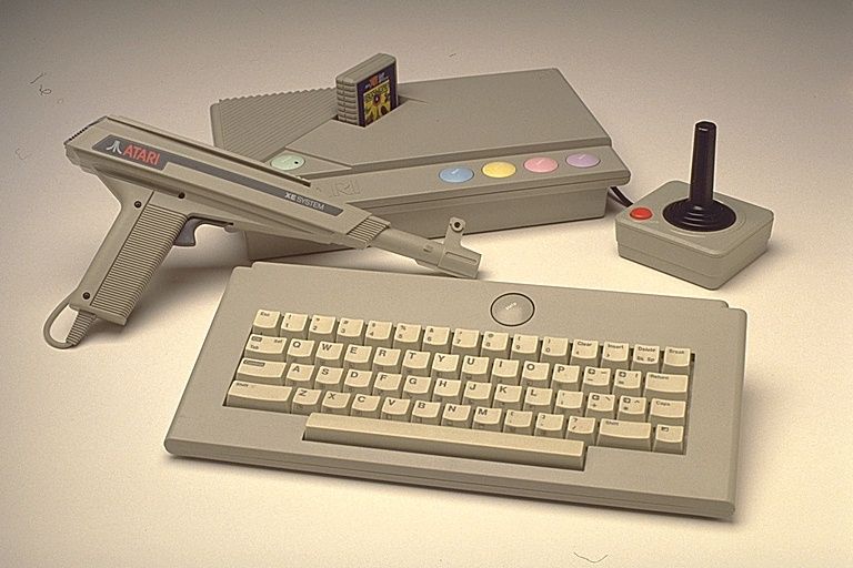 Atari XEGS: Le Guide Ultime Pour les Fans Atari XEGS, joystick, clavier, jeux, exclusifs, console, ordinateur