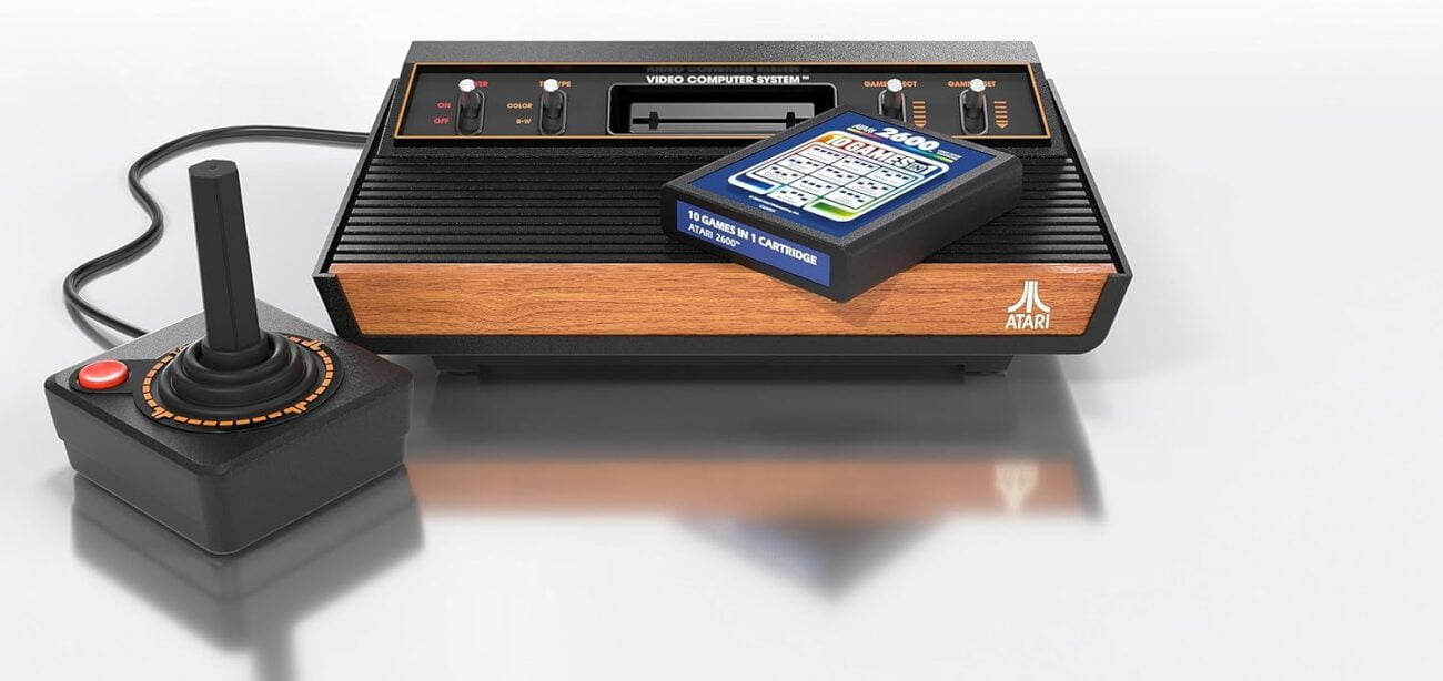 Atari 2600+ : Le Retour Triomphant d'une Légende du Gaming Atari 2600+ : Le Retour Triomphant d'une Légende du Gaming, Atari 2600+, Console rétro, Jeux vidéo classiques, Modernisation technologique, Nostalgie du gaming, moderne, rétrogaming