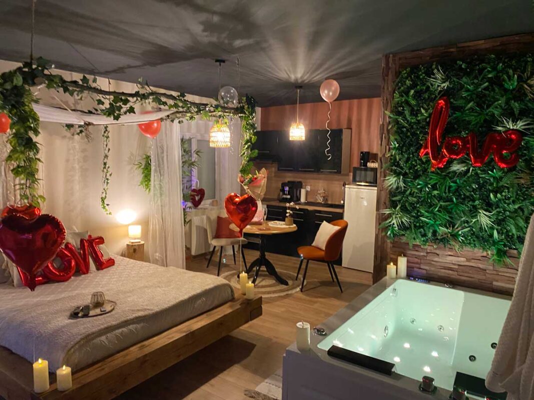 Hors du Temps : Suites Romantiques pour une Évasion Inoubliable Hors du Temps : Suites Romantiques pour une Évasion Inoubliable, Hors du Temps, suites romantiques, jacuzzi privatif, détente absolue, intimité garantie.